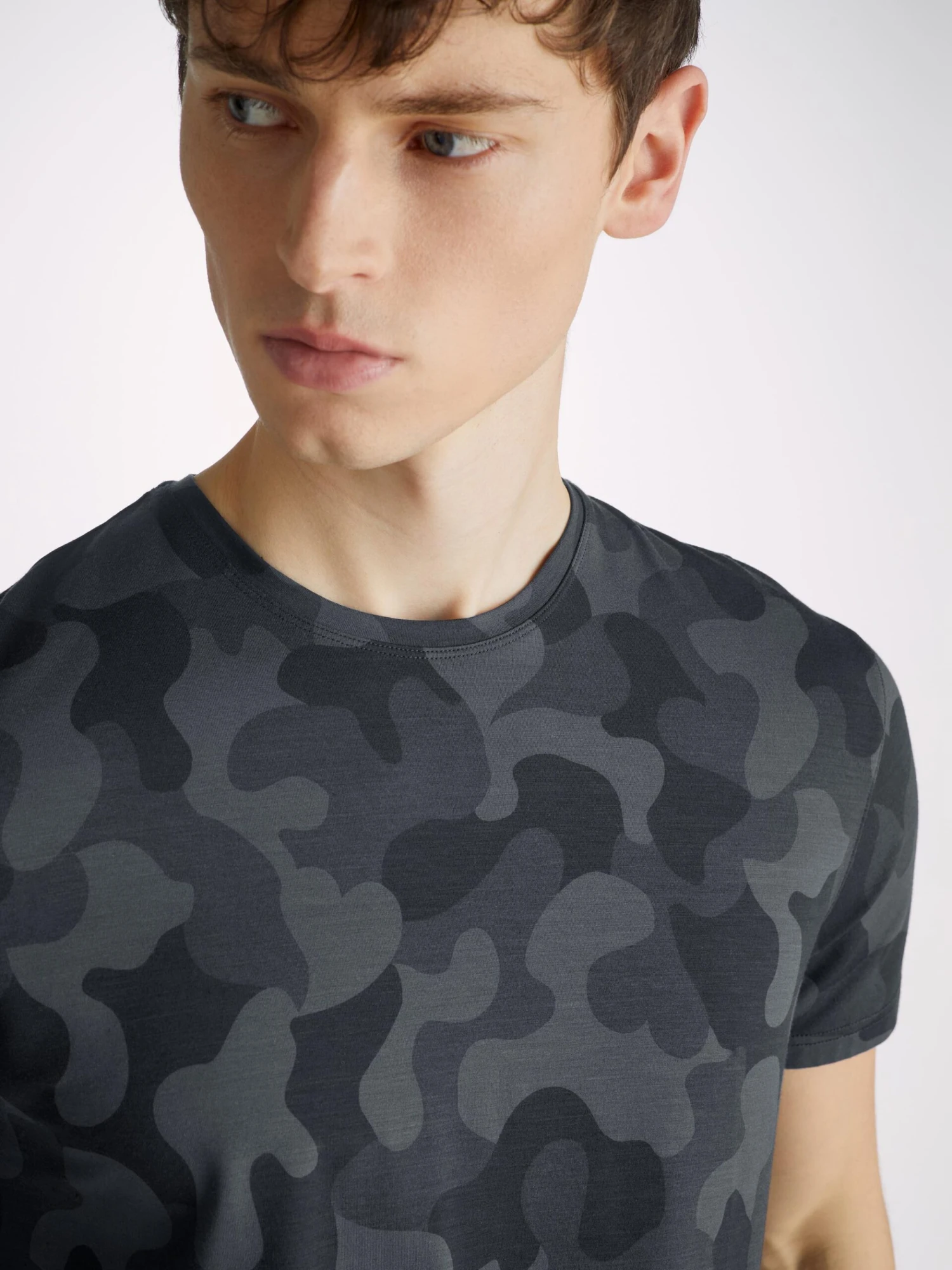 Men's T-Shirt London 11 Micro Modal Black 7 Men's T-Shirt London 11 Micro Modal Black - Image 5